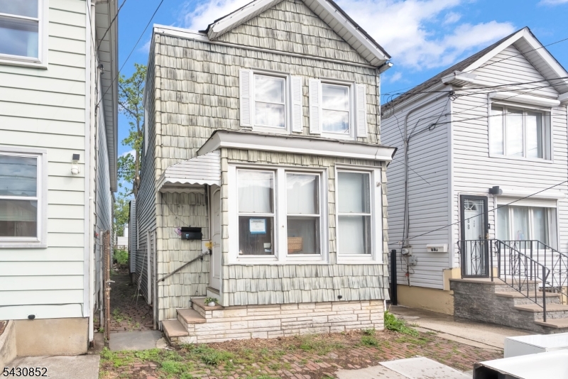 88 Komorn St