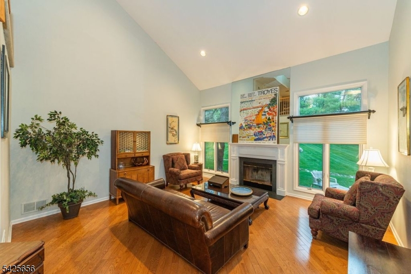 33 Waterford Dr