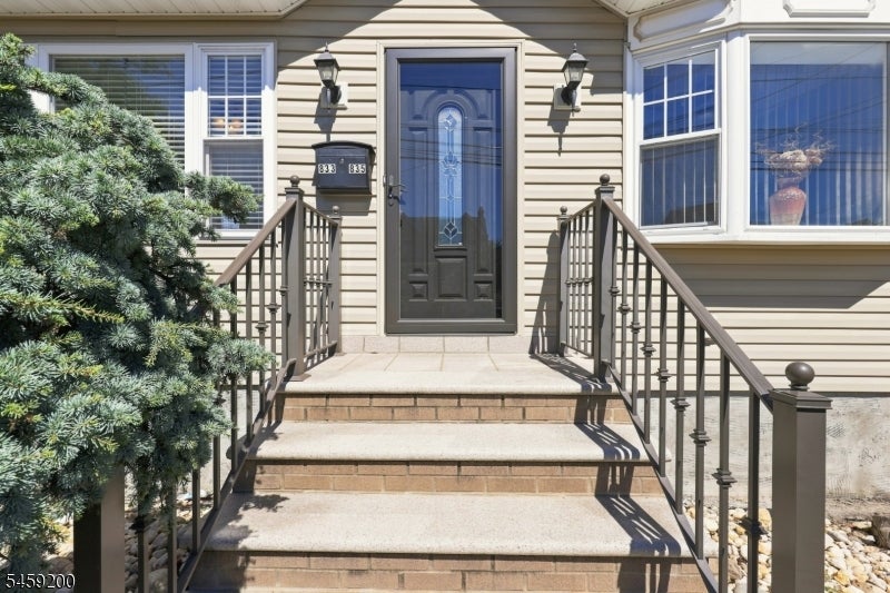 833 Livingston Rd