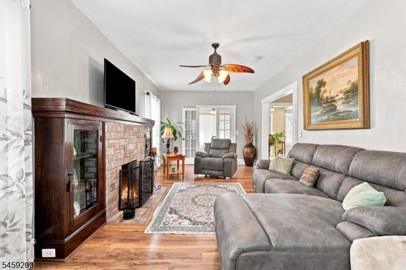 833 Livingston Rd