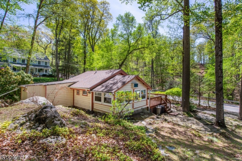 84 Lee Hill Rd