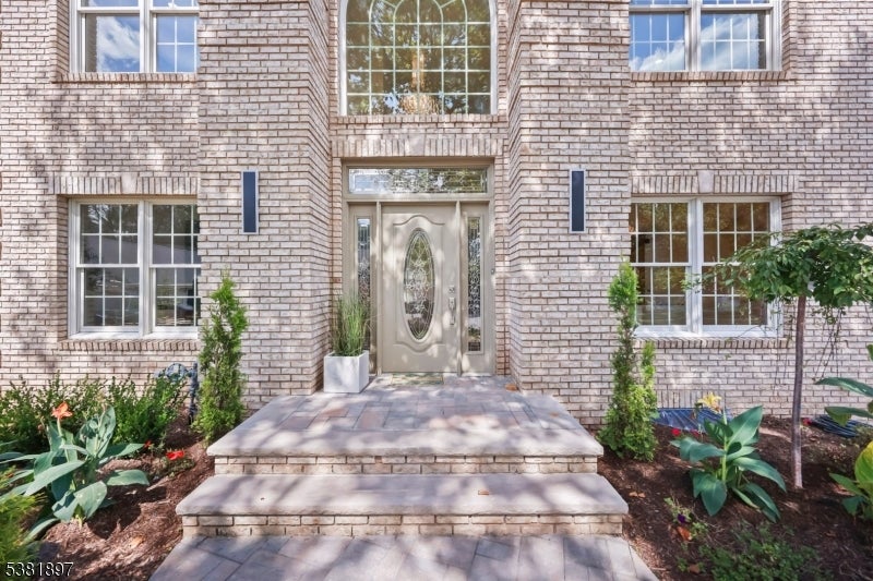 10 Elmwood Ct
