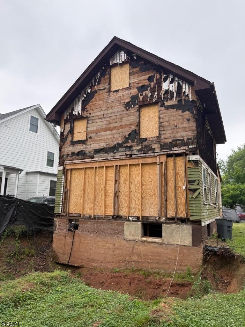608 Hort St