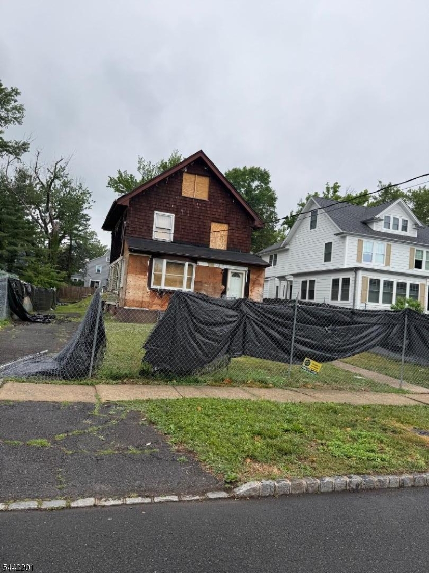 608 Hort St