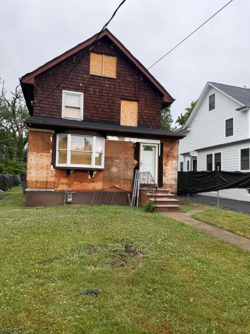608 Hort St