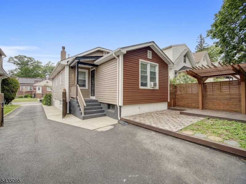 1507 Hiawatha Ave
