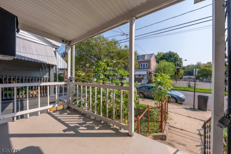 25 Evans Ave