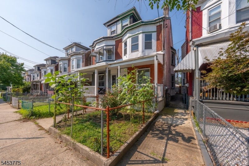 25 Evans Ave