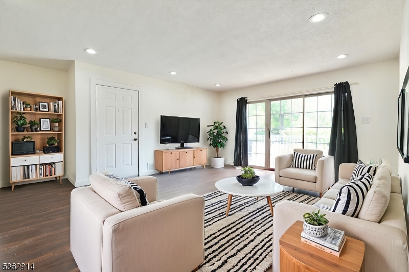 33 Rachel Ct