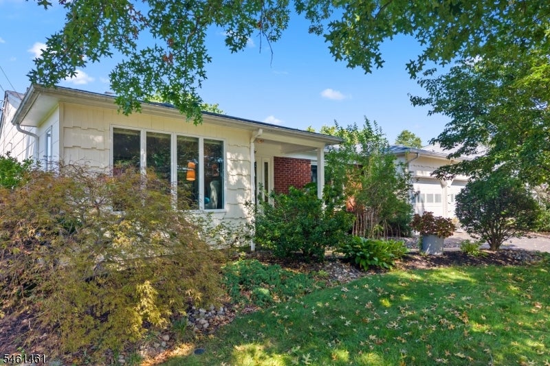6 Martin Ln