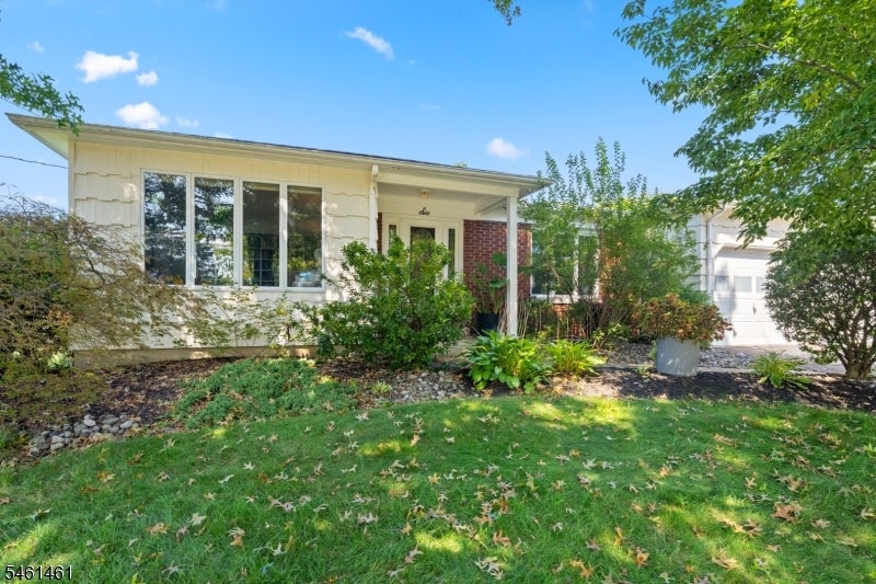 6 Martin Ln