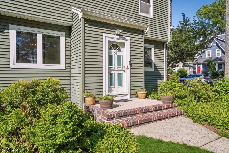51 Meadowbrook Place