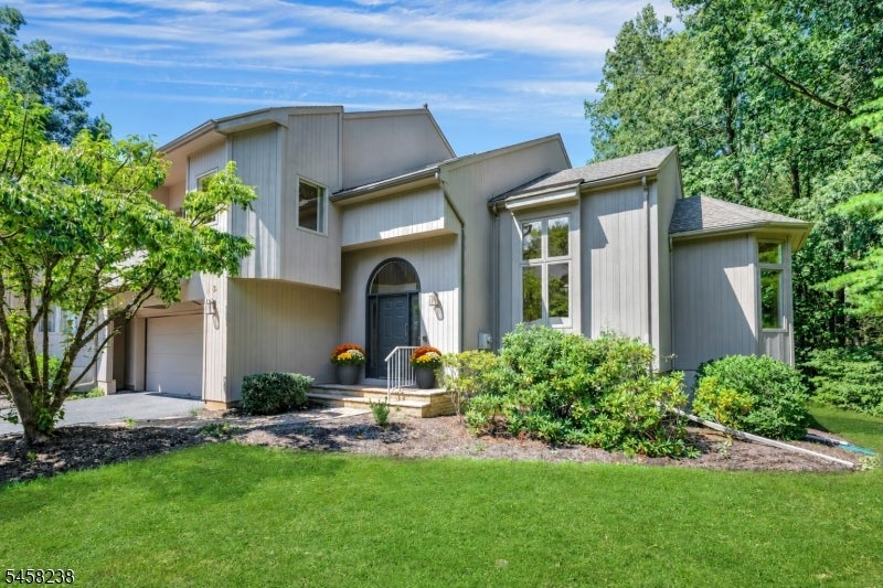 36 Robinhood Dr
