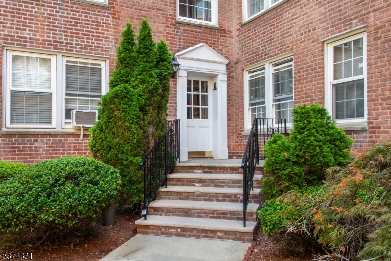 126 Hackett Pl 303