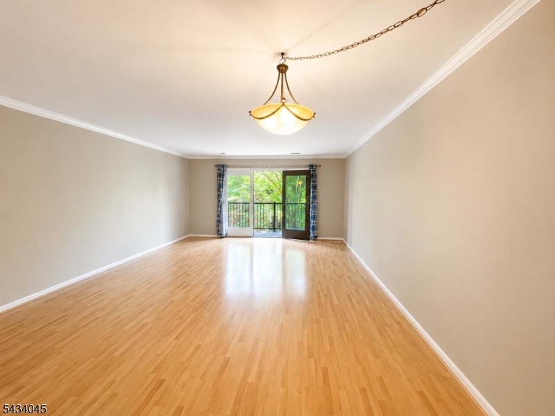18 Mews Ln