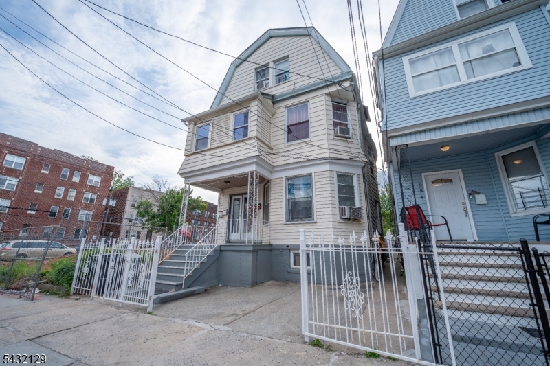 352 N 7Th St