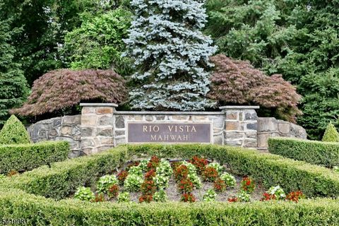 34 Crocker Mansion Dr Mahwah Twp. NJ 07430