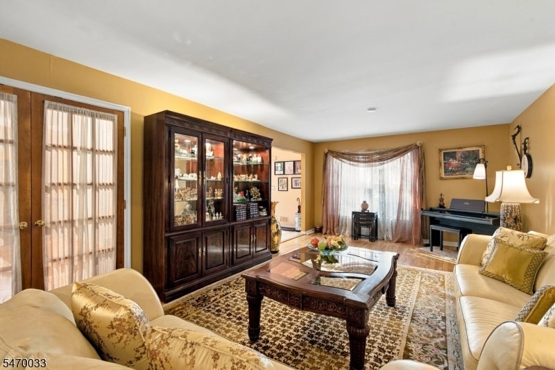 9 Hunting Meadow Ct