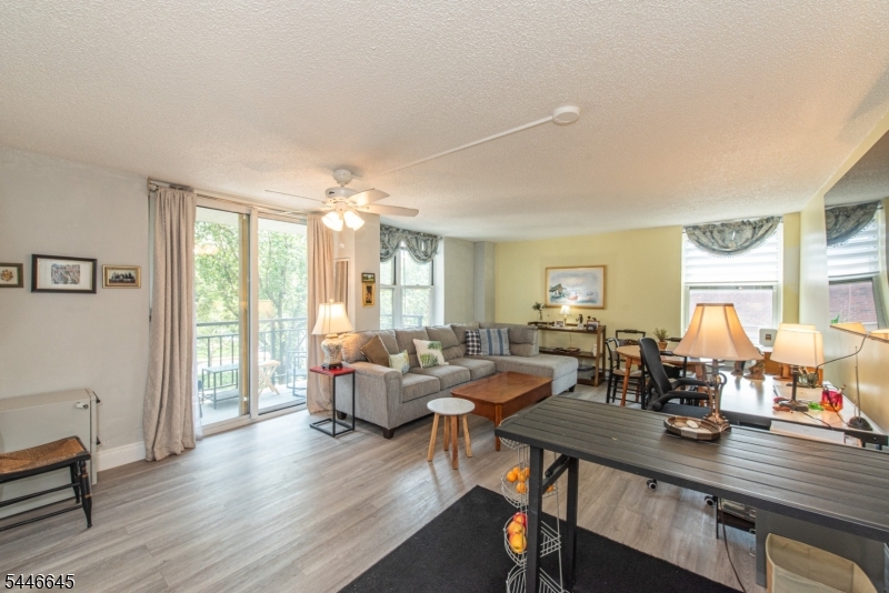 300 Main St 301