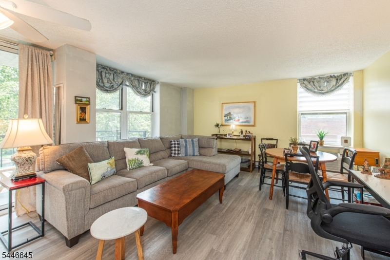 300 Main St 301