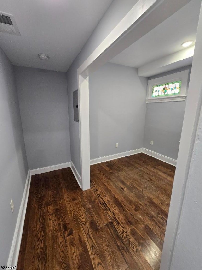 712 JACKSON AVE 1 1