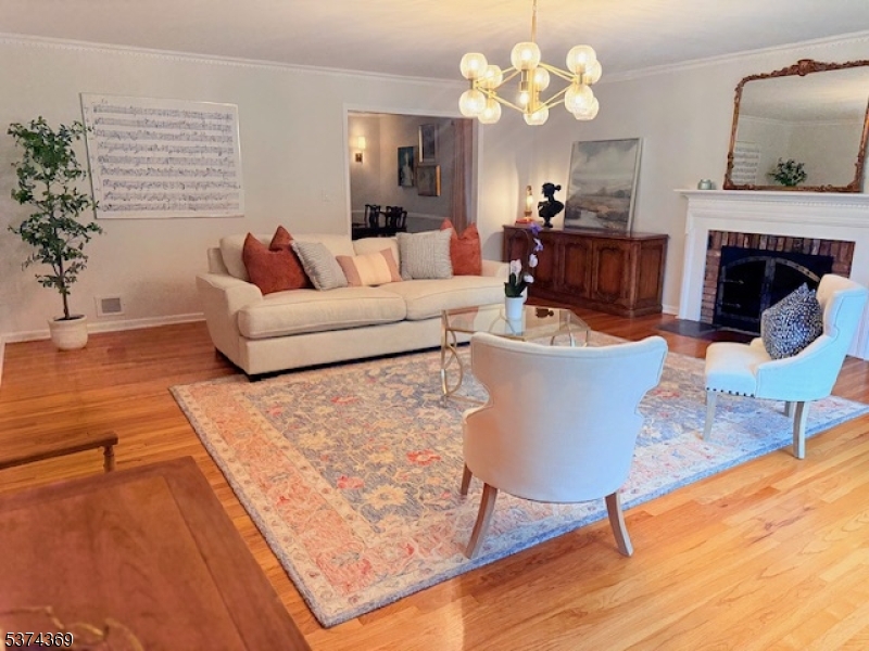 301 Meetinghouse Ln