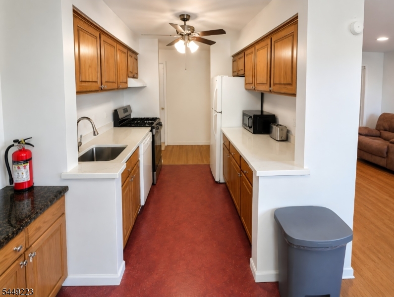 605 Grove St E4