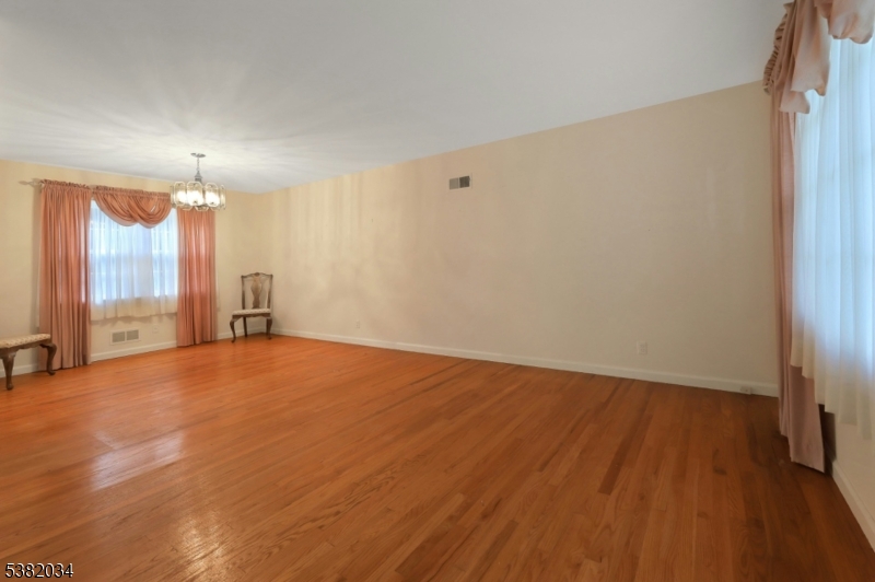 382 S Pleasant Ave