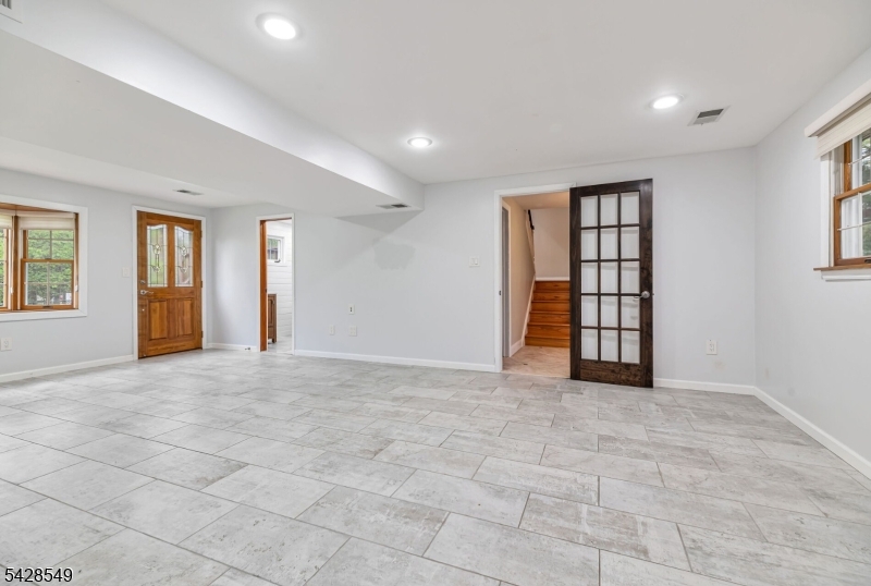 23 Monmouth Ave