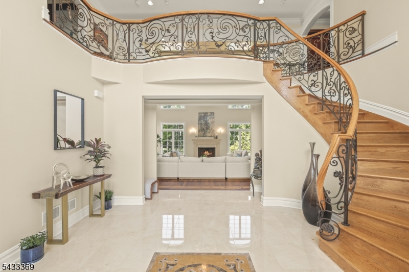 9 Lafayette Dr