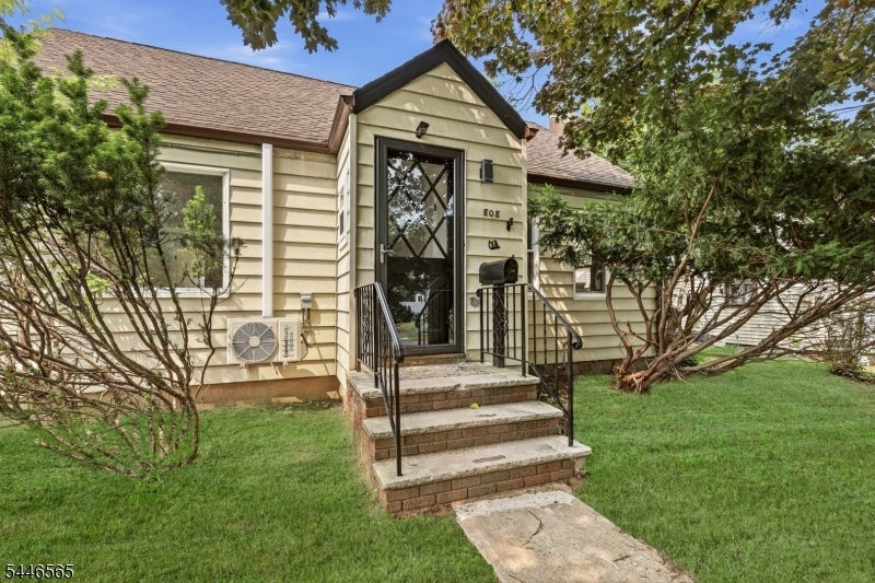 808 Tompkins Ave