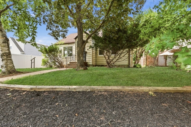 808 Tompkins Ave