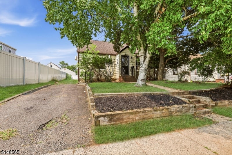 808 Tompkins Ave