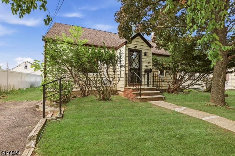 808 Tompkins Ave