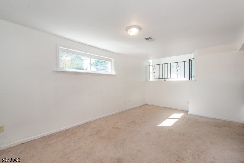 100 Richard St