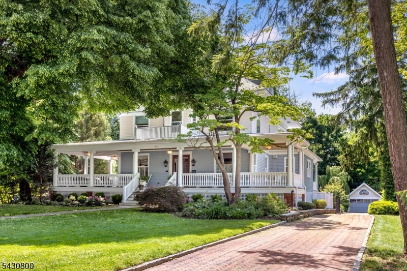 380 Ridgewood Ave