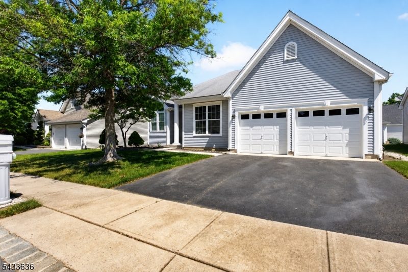 11 Valley Stream Pl