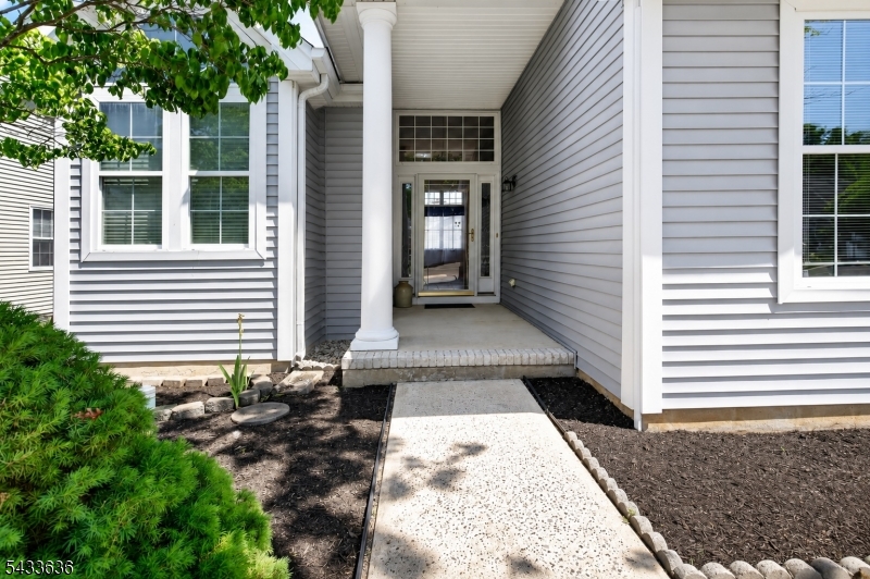 11 Valley Stream Pl