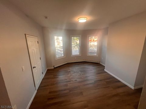 824 MT PROSPECT Newark City NJ 07104