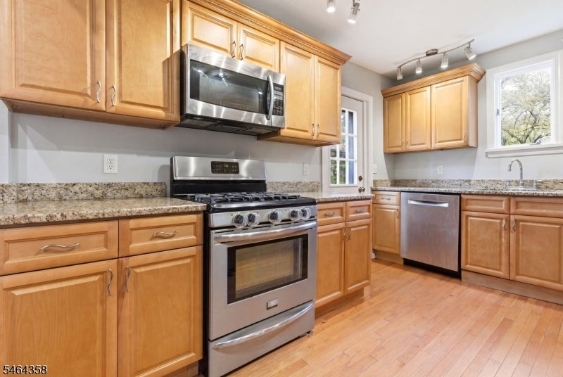 86 Hiawatha Blvd