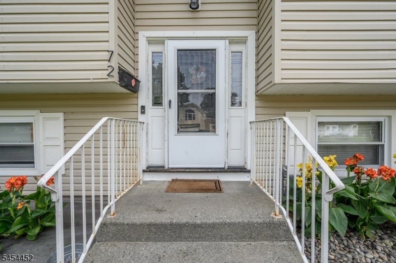 72 Lawrence Dr
