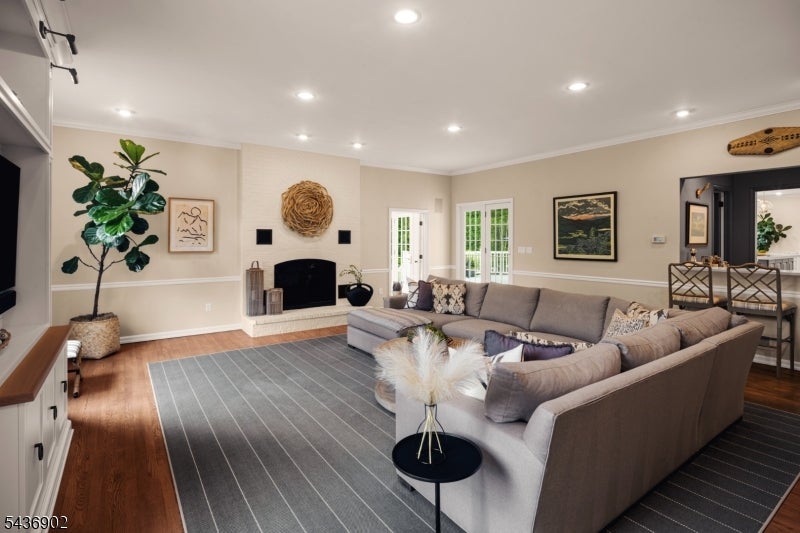 77 Pleasantville Rd