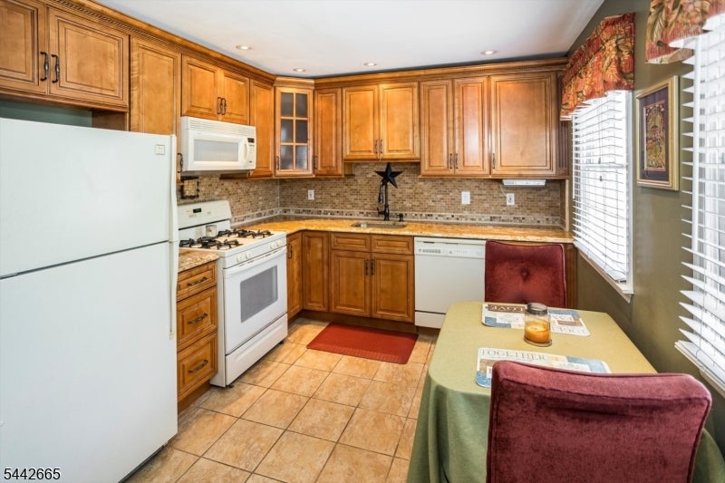 10 Brookstone Cir