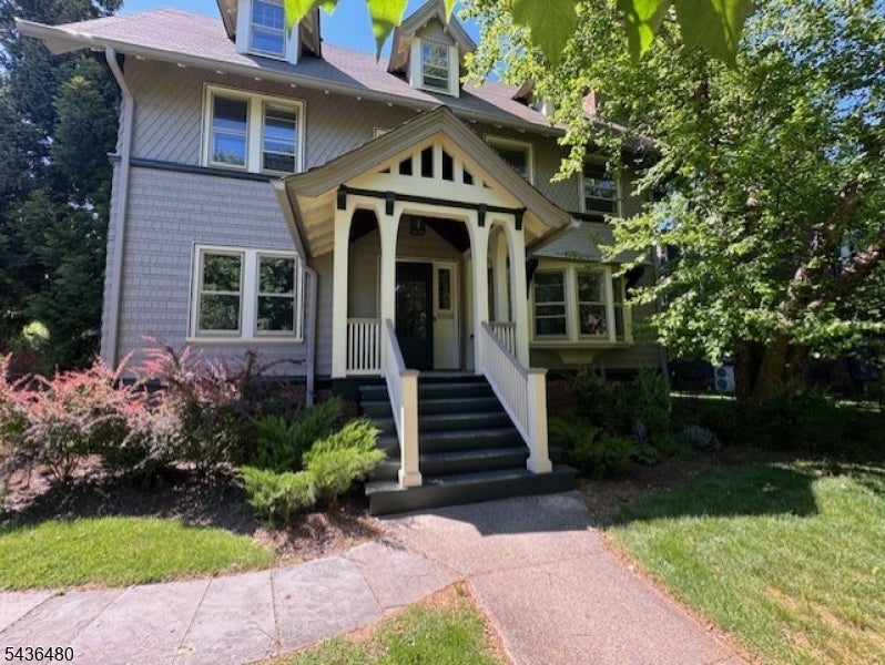 409 Hillside Pl