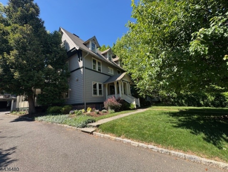 409 Hillside Pl