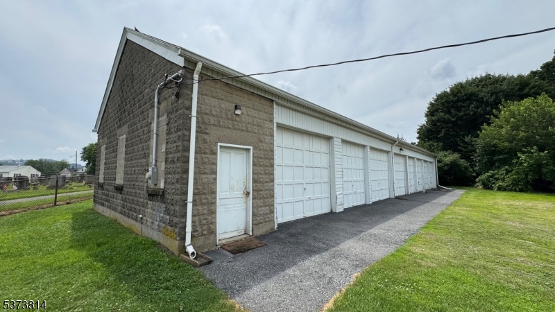 98 Henderson St