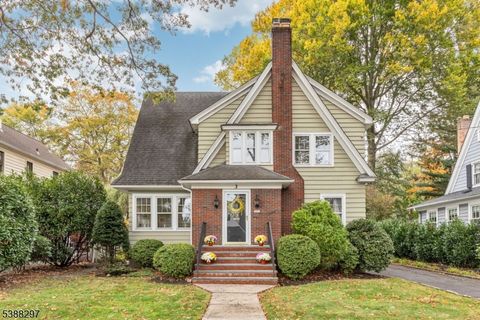 Photo of 3 Doering Way, Cranford, NJ 07016 (MLS # 3993986)
