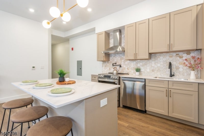21 Lincoln Park 203
