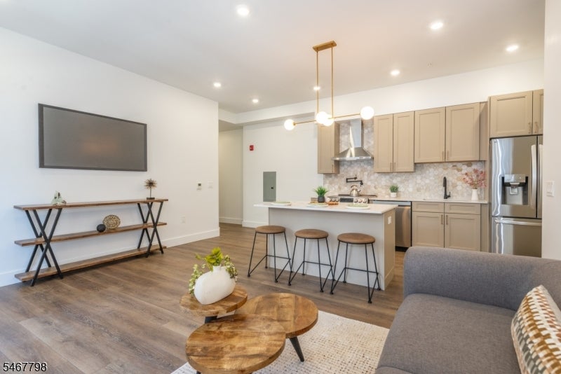 21 Lincoln Park 203