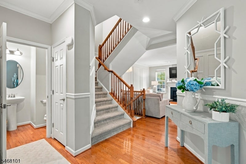 27 Village Ln